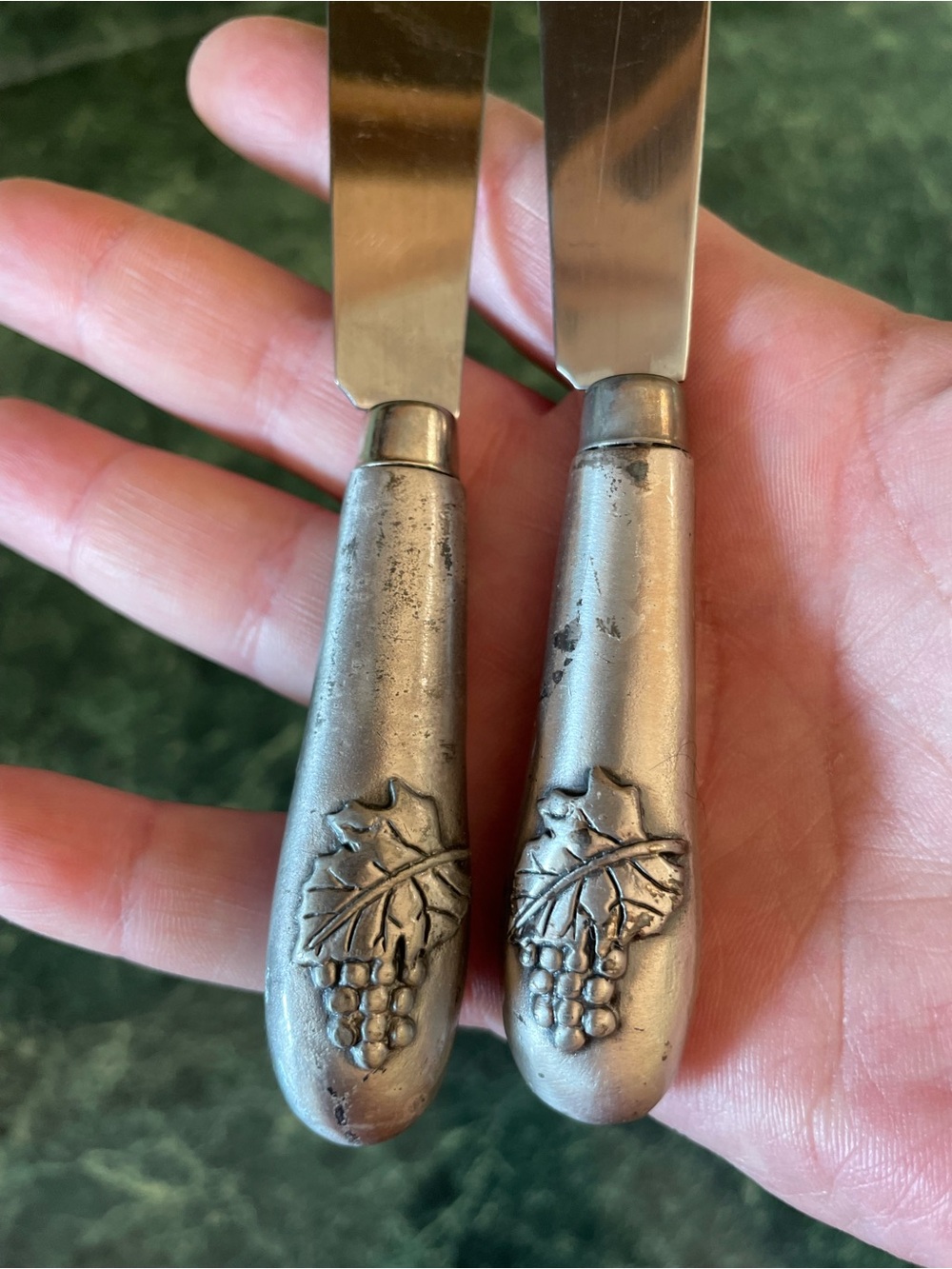 Vintage Set 2 Grape Pewter Tone Handle Cheese Butter Spreader Knives 5 Inch